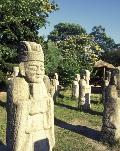 the stone sculptures and statue of the Royal Tombs in the Seolleung Park in city centre of Seoul in South Korea in EastAasia.  Southkorea, Seoul, May, 2006