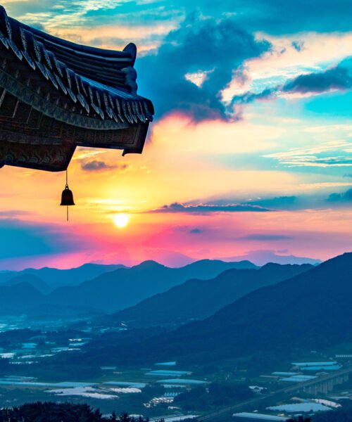 Okcheon Lava Temple in Chungbuk is famous for its seals coming from Daecheong Lake, but we went to see the sunrise on a good cloud day. As expected, we were able to take a picture of the light coming into the eaves of Daewoongjeon, a lava temple, with a stunning sunrise.